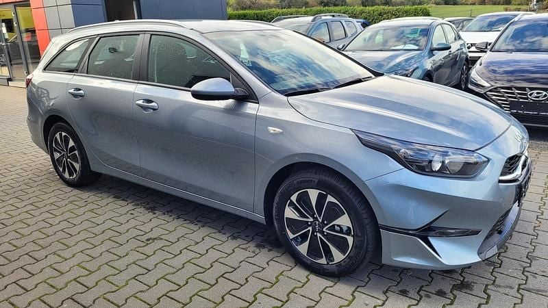 Neu Kia Ceed Sportswagon 140 PS (102 kW) 2025 Silber Kombi