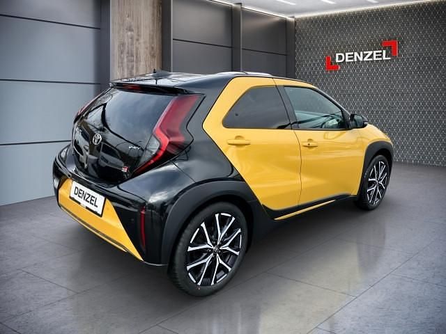 Neu Toyota Aygo X Sport 92 PS (67 kW) 2026 Mustard yellow metal SUV