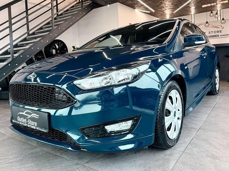 Blau Gebraucht 2018 Ford Focus ST-Line Kleinwagen | € 12.990 - Bild 1/4