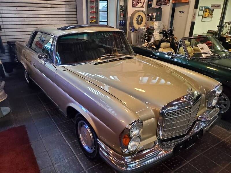 Gold Gebraucht 1971 Mercedes 280 SE Coupé | € 119.000 - Bild 1/4