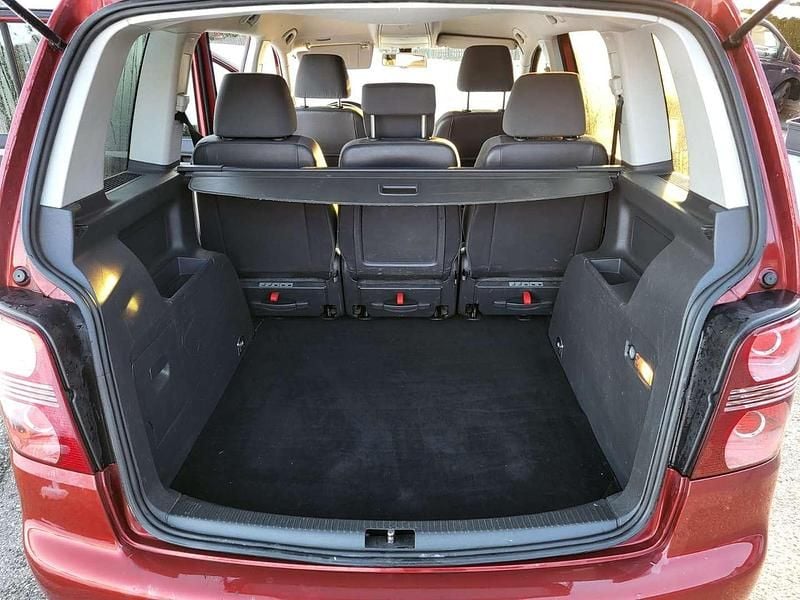 Gebraucht VW Touran Trendline 105 PS (77 kW) 2009 Rot Van / Kleinbus