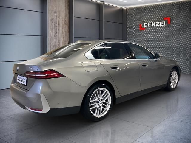 Neu BMW 520 197 PS (144 kW) 2025 Oxidgrau metallic Limousine