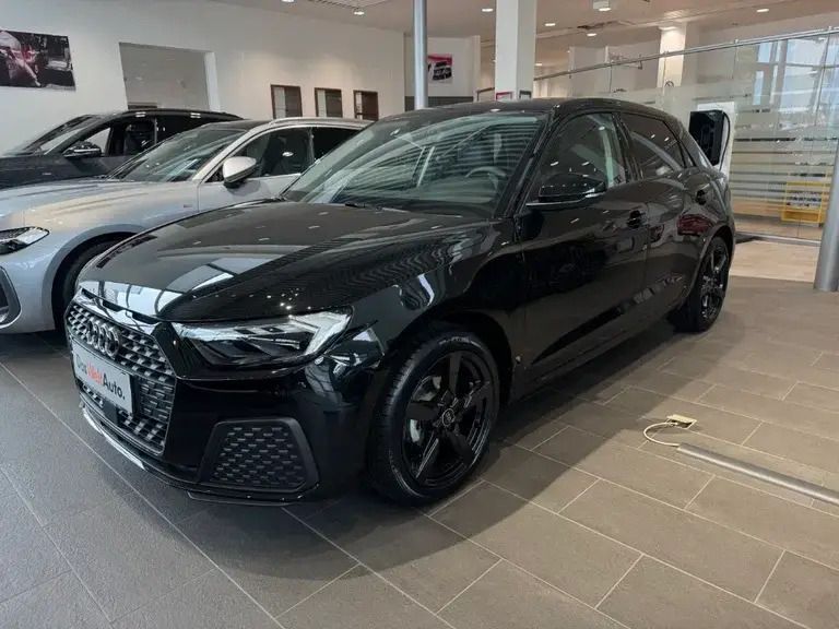 Schwarz metallicperleffektno Gebraucht 2025 Audi A1 Sportback Kleinwagen | € 23.900 (Fairer Preis) - Bild 1/4