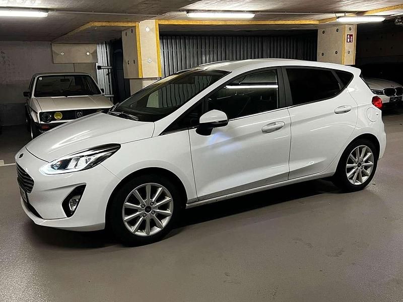 Weiß Gebraucht 2017 Ford Fiesta Titanium Limousine | € 8.450 (Etwas zu teuer) - Bild 1/4