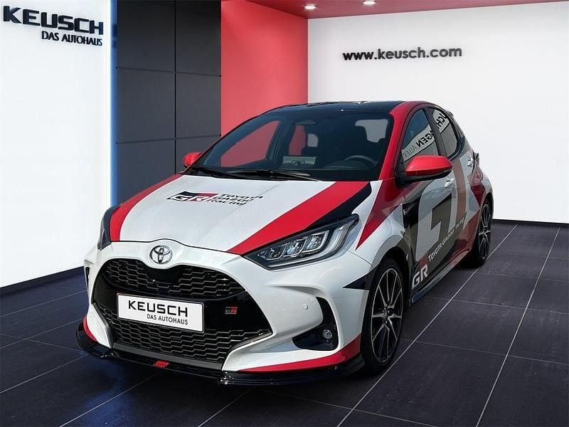 Grau Gebraucht 2022 Toyota Yaris Hybrid Sport Limousine | € 22.880 (Fairer Preis) - Bild 1/4