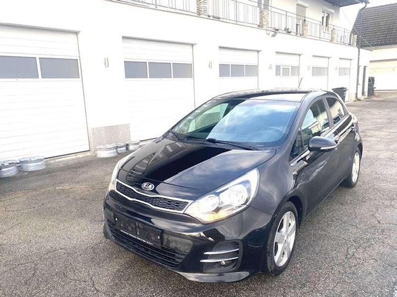 Schwarz Gebraucht 2016 Kia Rio Limousine | € 5.490 (Superpreis) - Bild 1/4