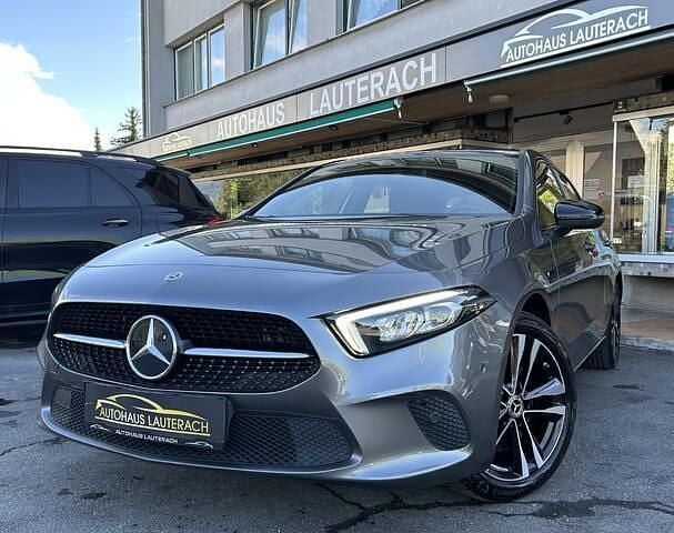 Grau Gebraucht 2020 Mercedes A160 Limousine | € 25.990 - Bild 1/4