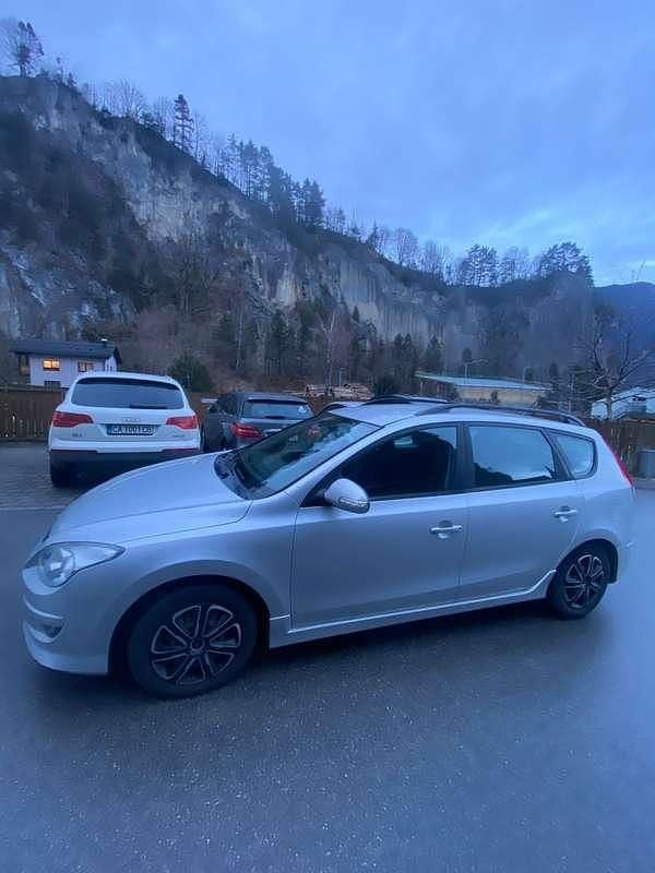 Gebraucht Hyundai i30 90 PS (66 kW) 2011 Silber Kombi