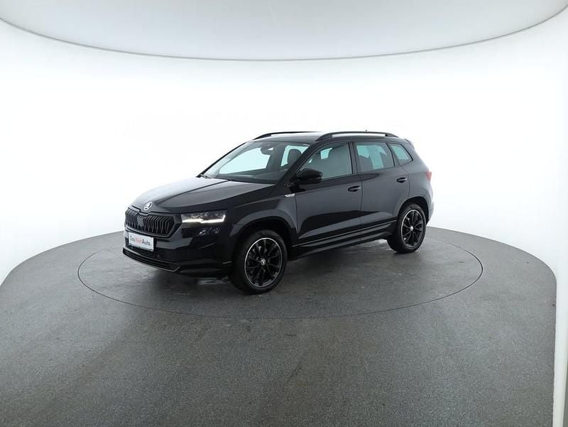 Schwarz metallicperleffektno Gebraucht 2023 Skoda Karoq SportLine SUV | € 26.850 (Guter Preis) - Bild 1/4