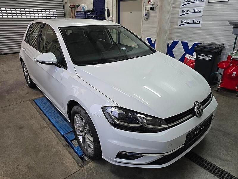 Gebraucht VW Golf VII Comfortline 150 PS (110 kW) 2020 Weiß Limousine