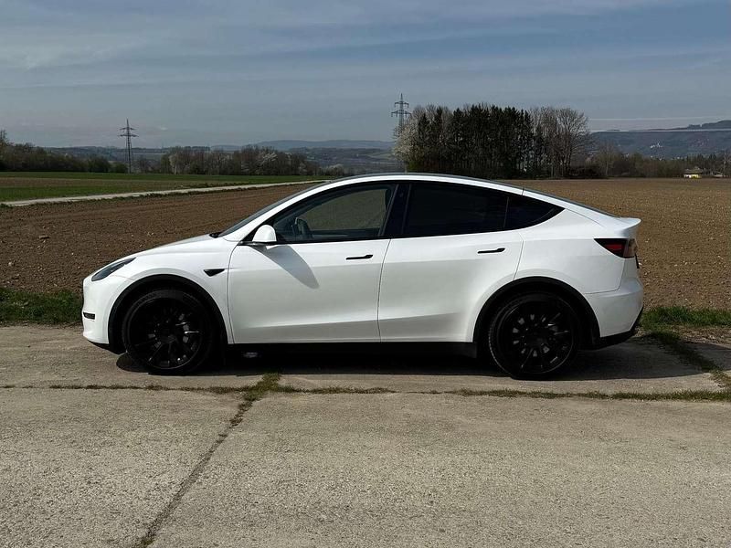 Weiß Gebraucht 2024 Tesla Model Y Long Range AWD SUV | € 39.000 (Fairer Preis) - Bild 1/4