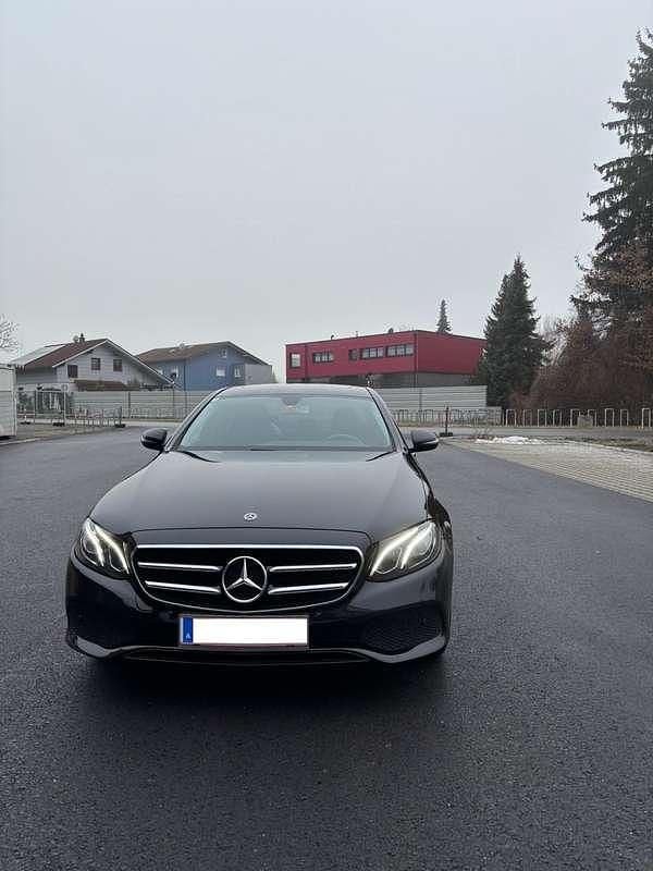 Gebraucht Mercedes E220 194 PS (142 kW) 2019 Schwarz Limousine
