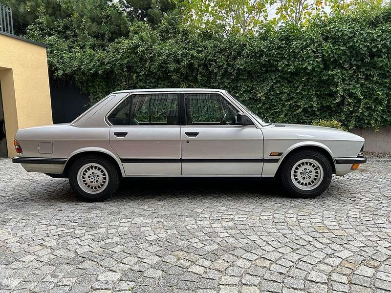 Gebraucht BMW 520 125 PS (91 kW) 1982 Silber Limousine