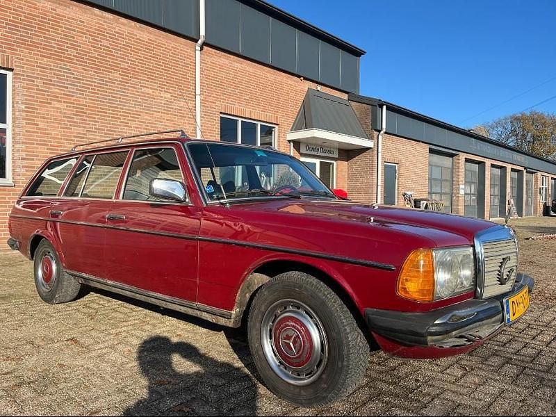 Gebraucht Mercedes 230 109 PS (80 kW) 1979 Rot Kombi