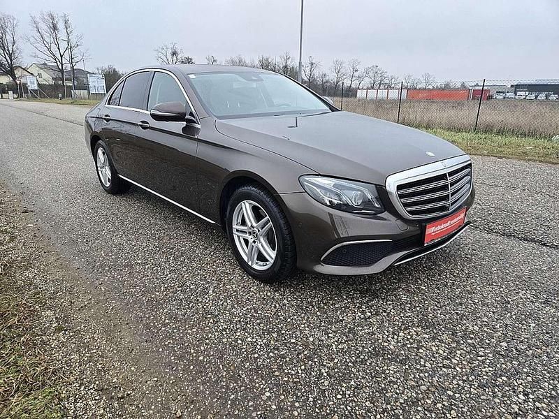 Braun Gebraucht 2016 Mercedes E220 Exclusive Limousine | € 21.900 (Fairer Preis) - Bild 1/4