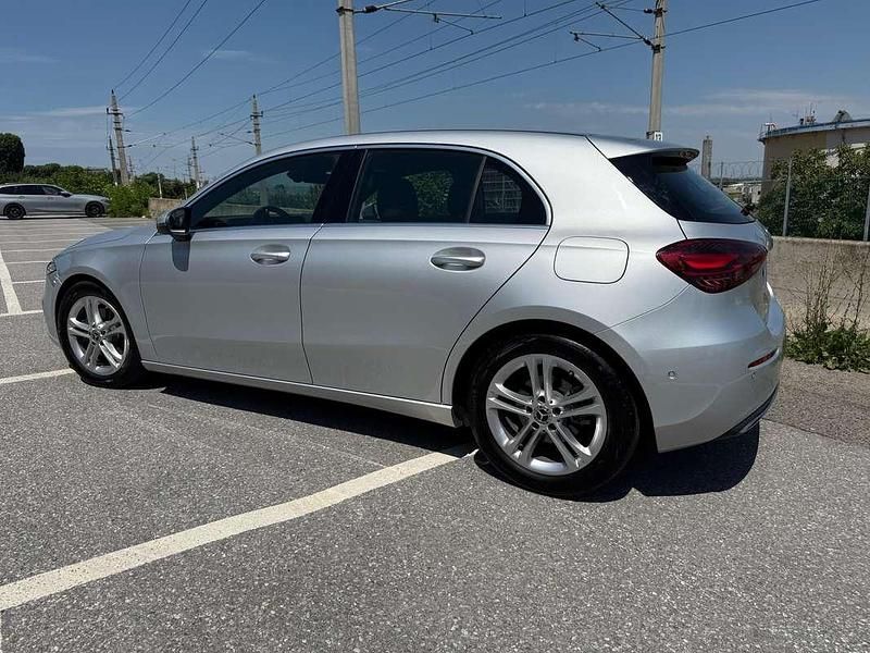 Gebraucht Mercedes A180 116 PS (85 kW) 2023 Silber Limousine