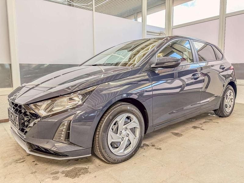Grau Neu 2025 Hyundai i20 Comfort Kleinwagen | € 24.518 (Fairer Preis) - Bild 1/4