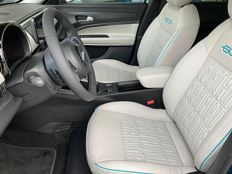 Neu Fiat 600 101 PS (74 kW) 2026 Grün SUV