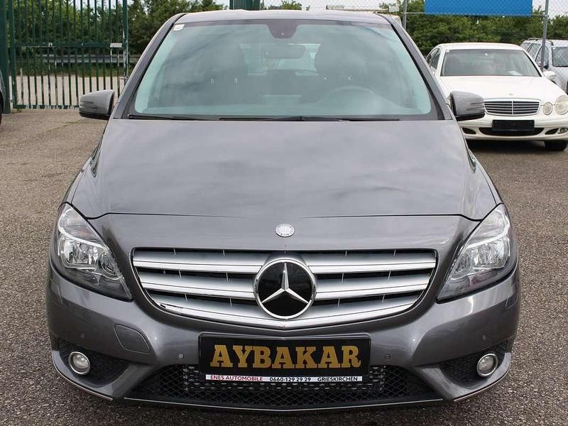 Grau Gebraucht 2013 Mercedes B180 Van / Kleinbus | € 7.990 (Etwas zu teuer) - Bild 1/4