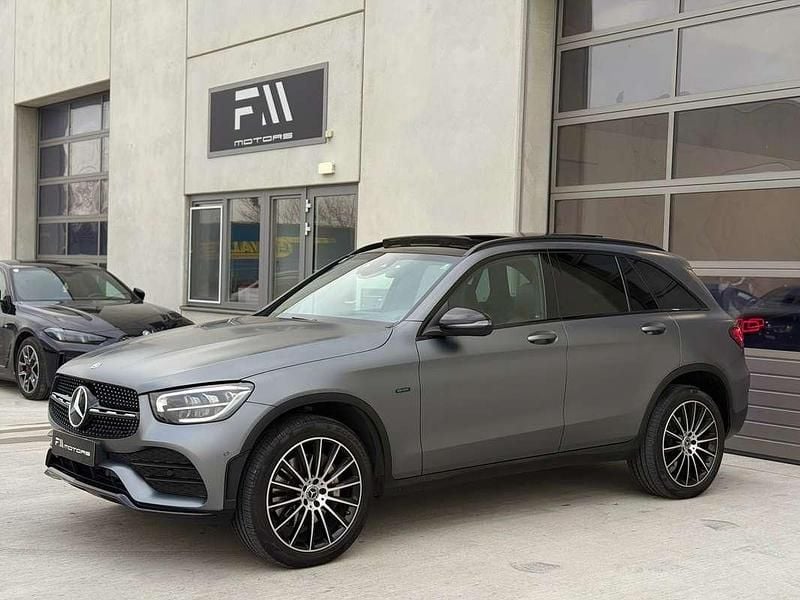 Grau Gebraucht 2021 Mercedes GLC300e AMG line SUV | € 47.499 - Bild 1/4