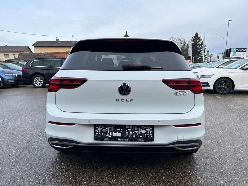 Gebraucht VW Golf VIII Active 131 PS (96 kW) 2022 Weiß Limousine