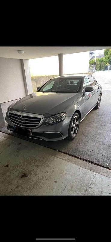 Grau Gebraucht 2016 Mercedes E220 Avantgarde Limousine | € 21.990 (Etwas zu teuer) - Bild 1/4