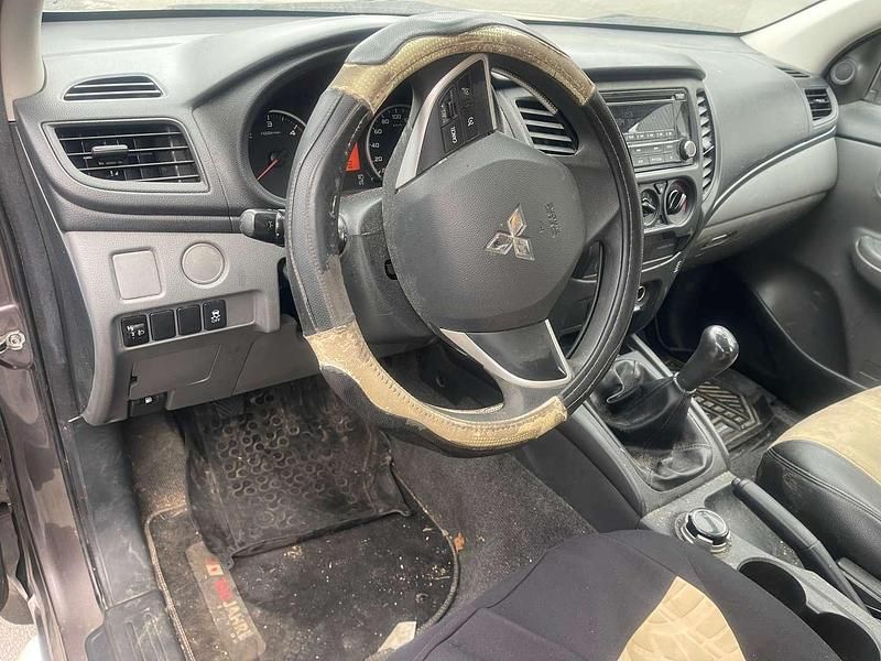 Gebraucht Mitsubishi L200 Basis 154 PS (113 kW) 2017 Braun Abholung