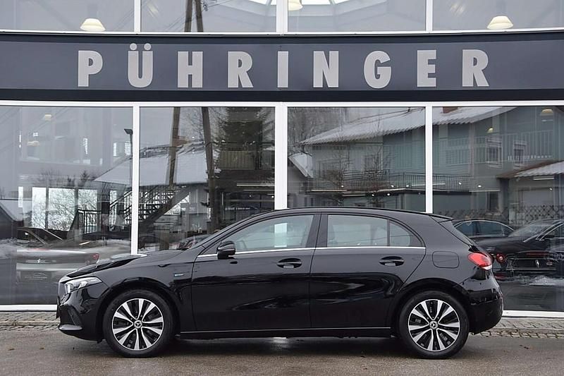 Schwarz Gebraucht 2020 Mercedes A250 Style Limousine | € 23.490 (Superpreis) - Bild 1/4