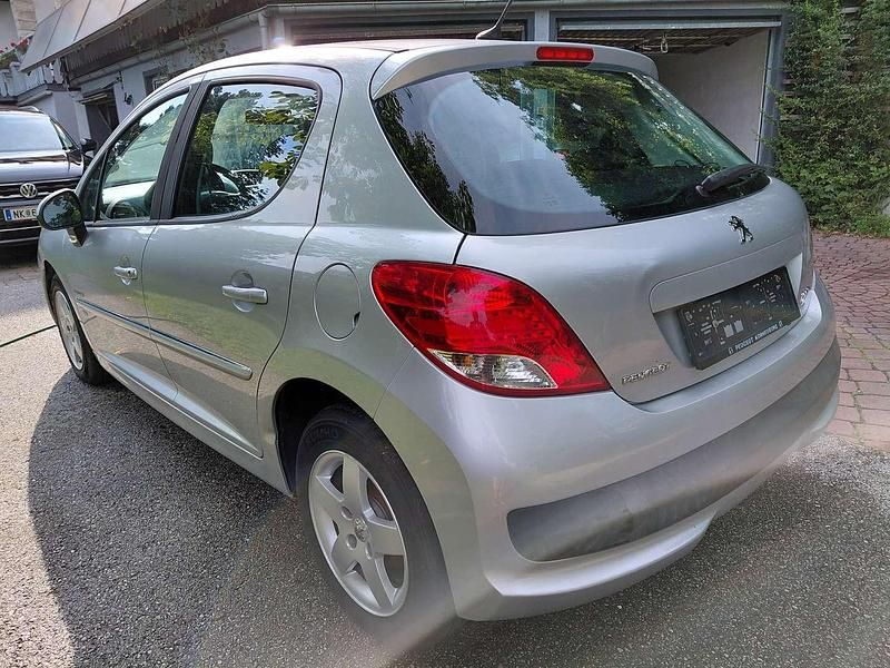 Gebraucht Peugeot 207 95 PS (69 kW) 2010 Silber Limousine