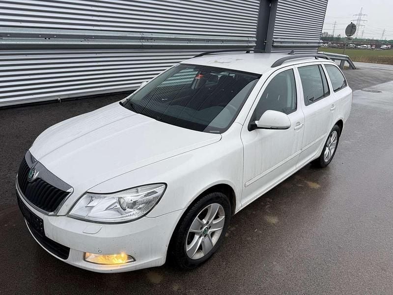 Weiß Gebraucht 2012 Skoda Octavia Elegance Kombi | € 4.500 (Superpreis) - Bild 1/4
