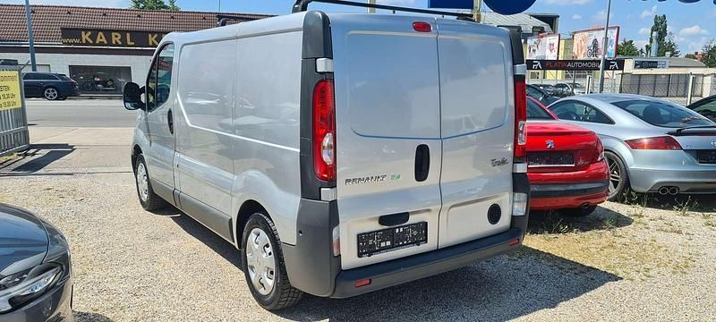 Gebraucht Renault Trafic 90 PS (66 kW) 2013 Silber Van / Kleinbus