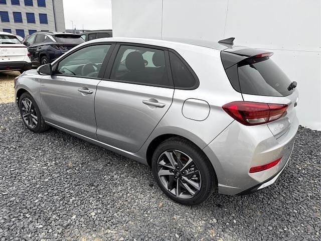 Neu Hyundai i30 95 PS (69 kW) 2025 Silber sonderlackierung Limousine