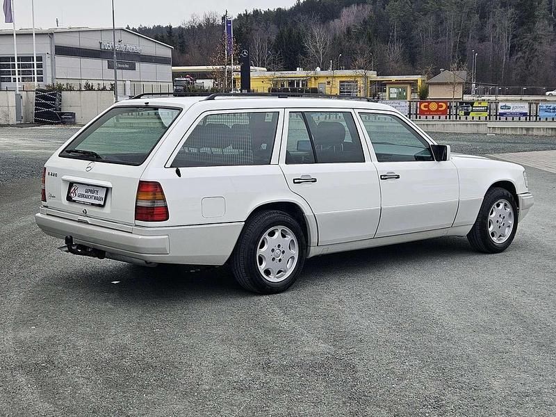 Gebraucht Mercedes E220 150 PS (110 kW) 1994 Weiß Kombi