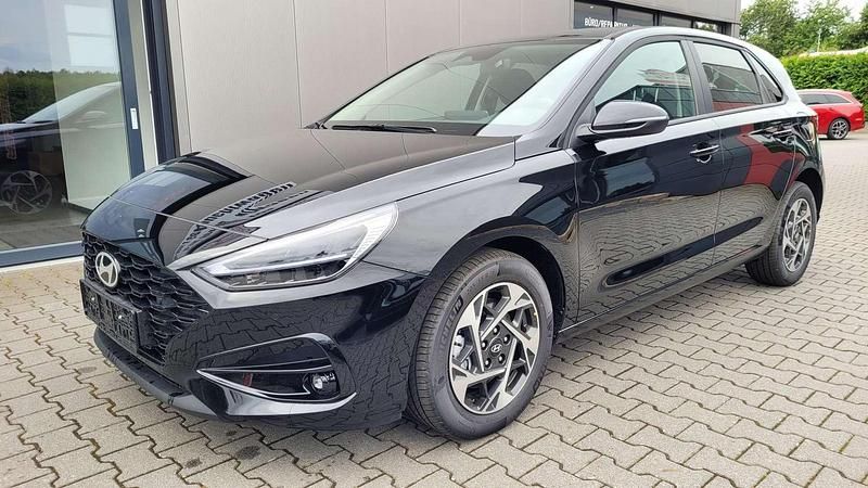 Schwarz Neu 2025 Hyundai i30 Limousine | € 26.795 (Guter Preis) - Bild 1/4