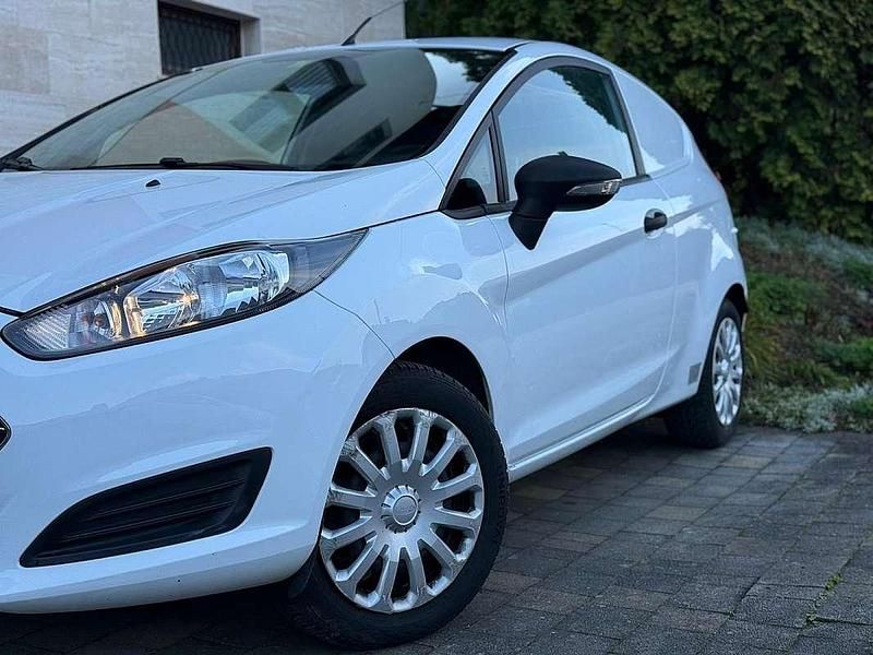 Gebraucht Ford Fiesta Basis 82 PS (60 kW) 2016 Weiß Van