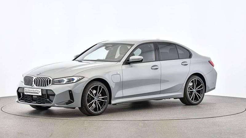 Grau Gebraucht 2024 BMW 330e M Sport Limousine | € 49.990 (Teuer) - Bild 1/4