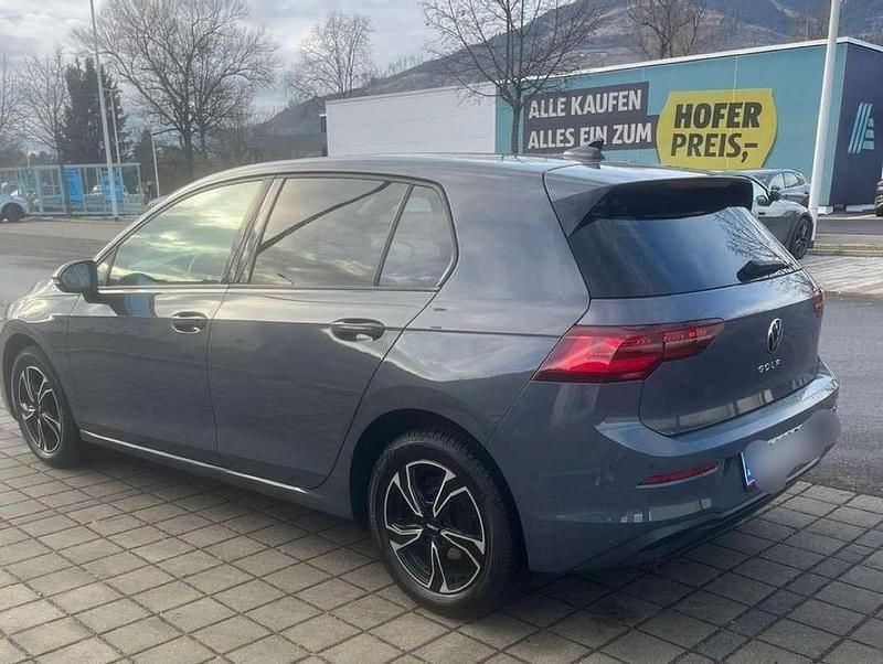 Gebraucht VW Golf VIII Life 131 PS (96 kW) 2020 Grau Limousine