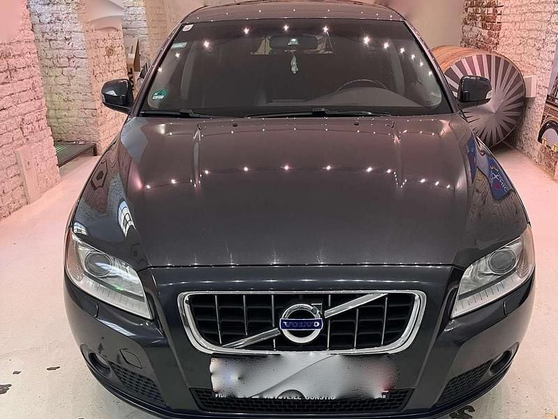 Grau Gebraucht 2010 Volvo V70 Momentum Kombi | € 11.990 - Bild 1/4