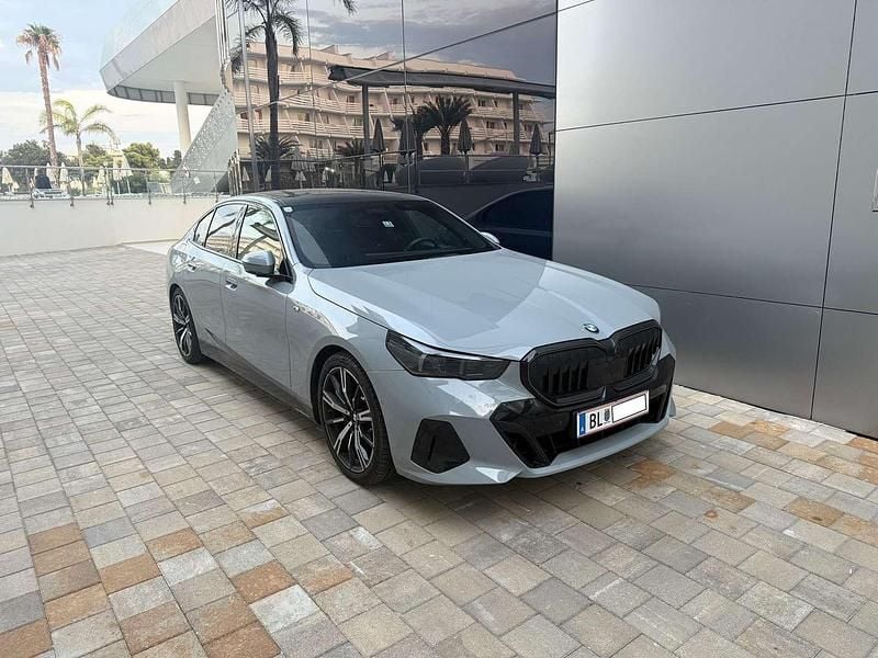 Grau Gebraucht 2024 BMW 520 Limousine | € 56.900 (Superpreis) - Bild 1/4