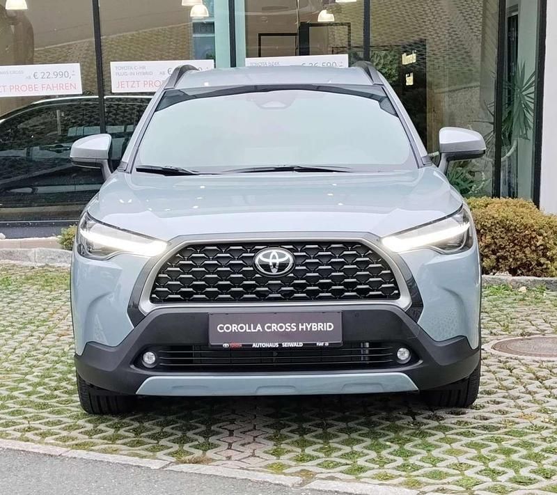 Neu Toyota Corolla Cross Active 98 PS (72 kW) 2025 Grau SUV