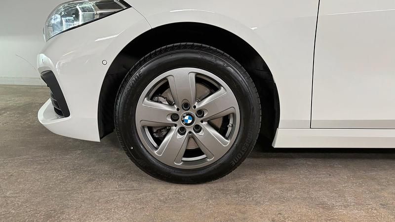 Gebraucht BMW 118 Advantage 150 PS (110 kW) 2023 Alpinweiss Kleinwagen