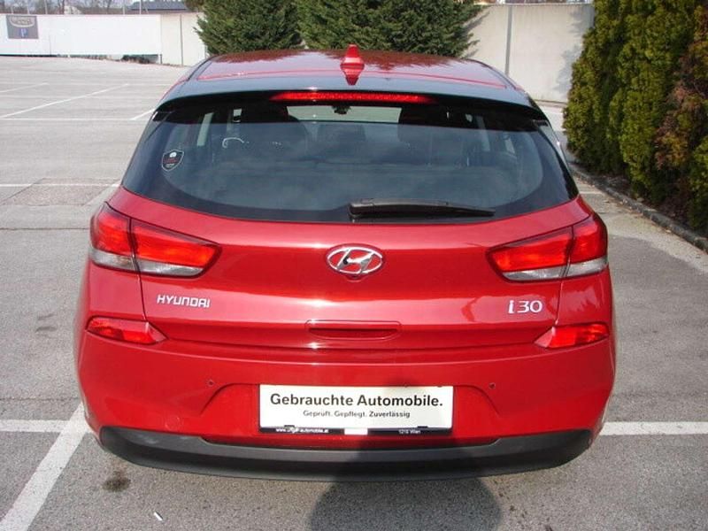 Gebraucht Hyundai i30 95 PS (69 kW) 2019 Rot Limousine