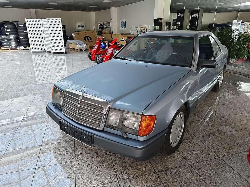 Gebraucht Mercedes E300 179 PS (131 kW) 1989 Blau Coupé