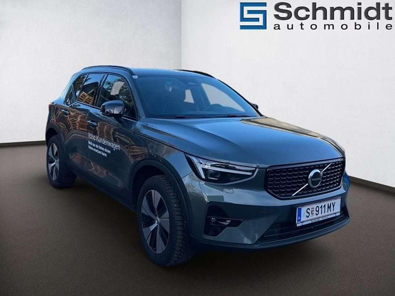 Neu Volvo XC40 Plus 163 PS (119 kW) 2025 Grün SUV