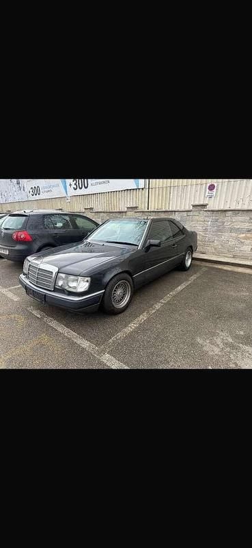 Gebraucht Mercedes E220 150 PS (110 kW) 1992 Schwarz Coupé