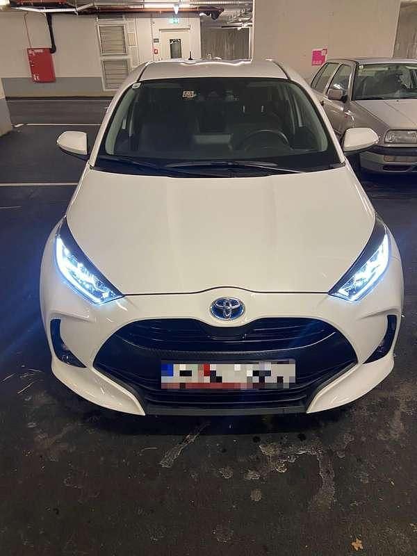 Gebraucht Toyota Yaris Hybrid Active 92 PS (67 kW) 2021 Weiß Limousine