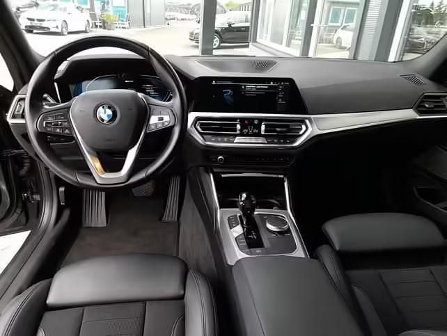 Gebraucht BMW 330e Sport Line 252 PS (185 kW) 2021 Mineralgraumetallic Kombi