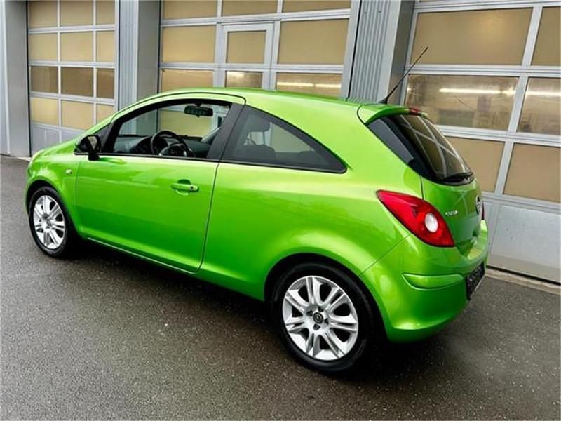 Gebraucht Opel Corsa Edition 69 PS (50 kW) 2012 Grün Kleinwagen
