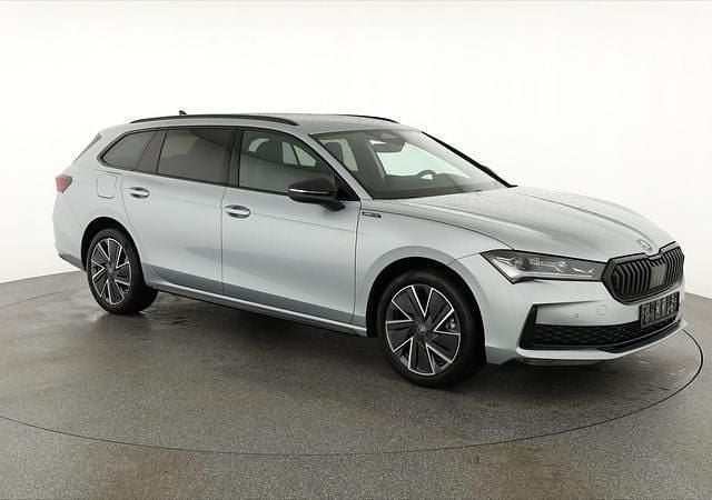Neu Skoda Superb 204 PS (150 kW) 2025 Silber sonderlackierung Kombi