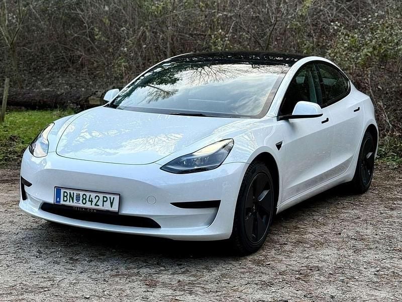 Weiß Gebraucht 2022 Tesla Model 3 Standard Range Limousine | € 25.990 (Fairer Preis) - Bild 1/4
